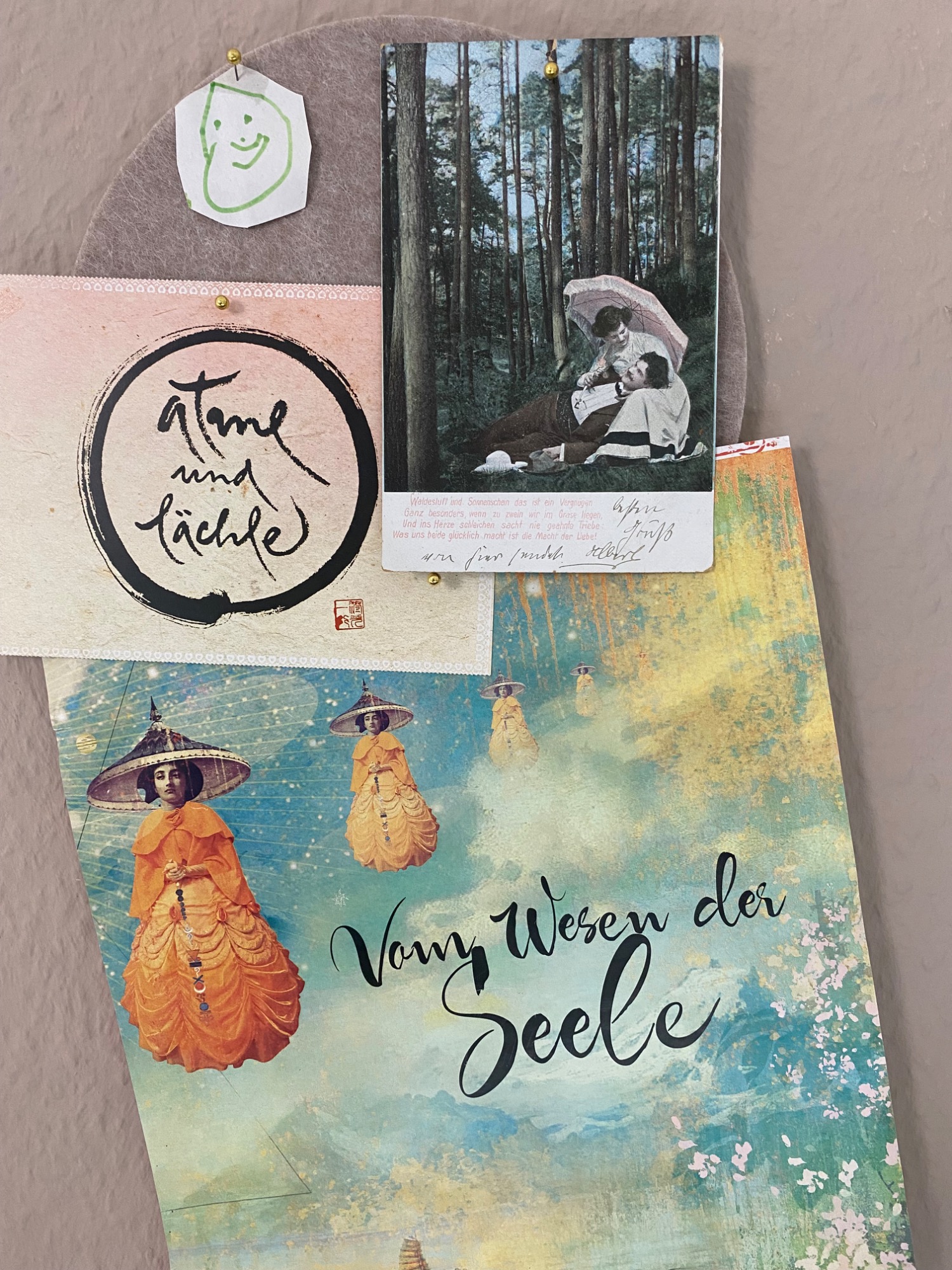 Moodboard mit Postkarten und Notizen
